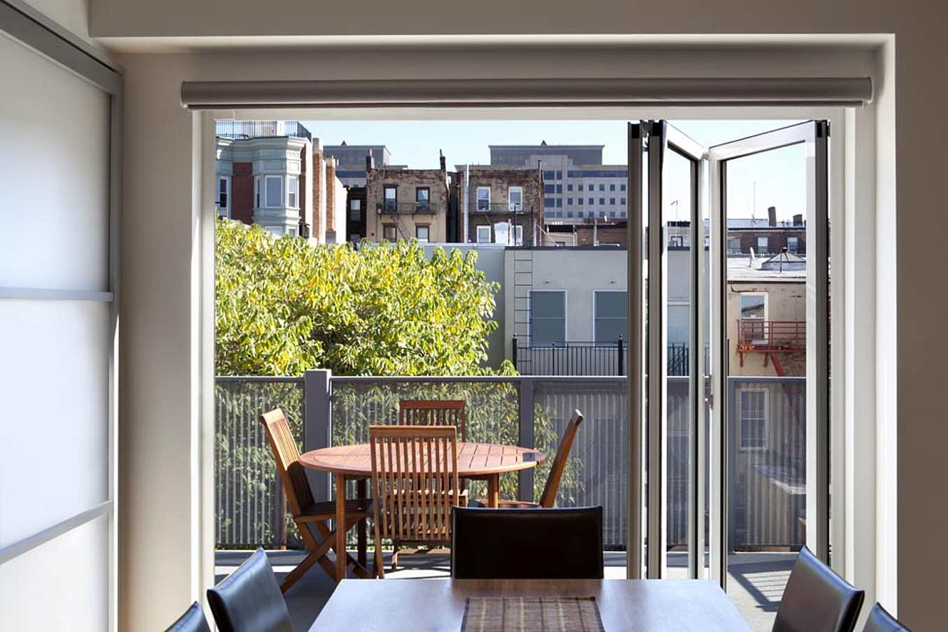 Folding-Glass-Walls-Used-to-Separate-Dining-Space
