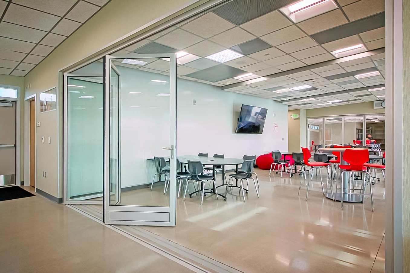 folding glass wall for flexible STEM classroom design