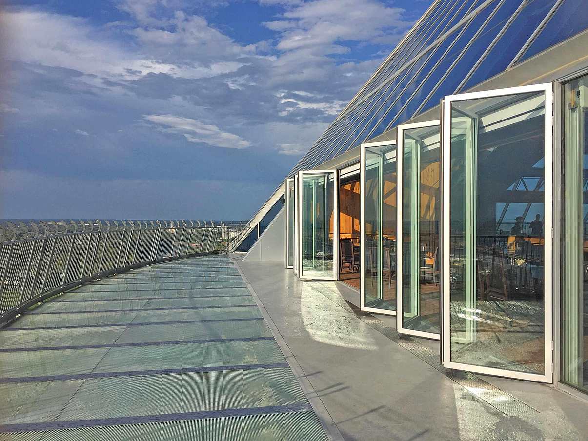 NanaWall-SL70-on-top-of-Memphis-Pyramid