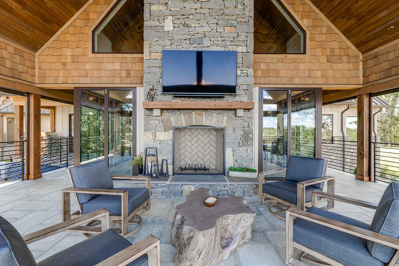 indoor-outdoor waterfront home design