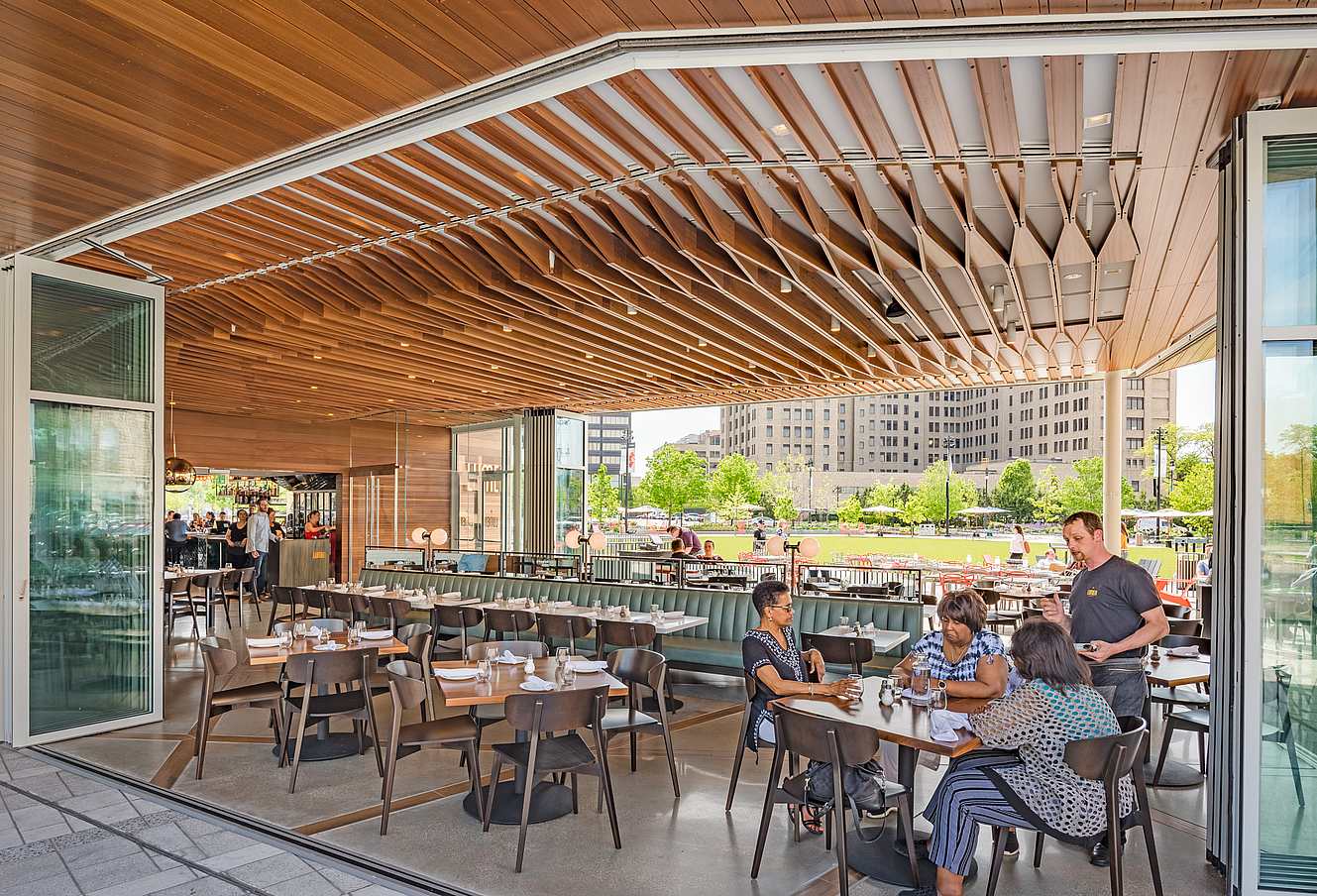 movable glass walls for excellent first impressions in restaurant design