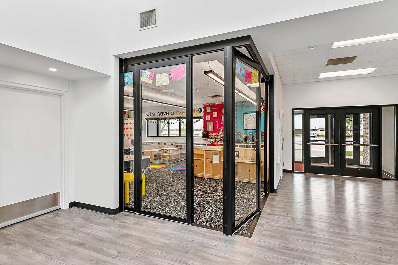 NanaWall HSW stacking glass doors in learning hub design