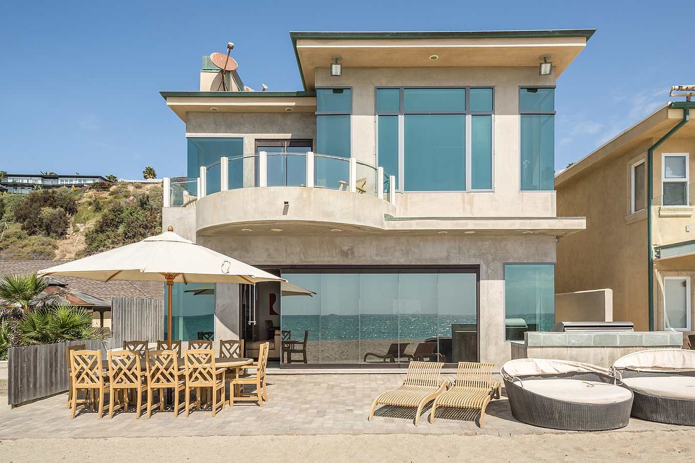 NanaWall ClimaCLEAR residential glass walls in beach front home