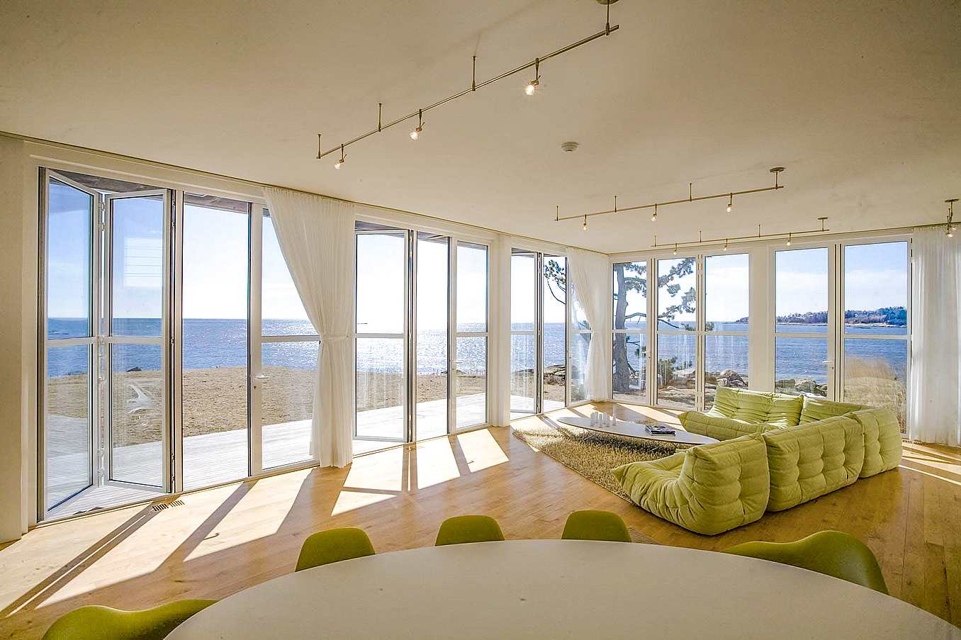 panoramic views through residential glass walls