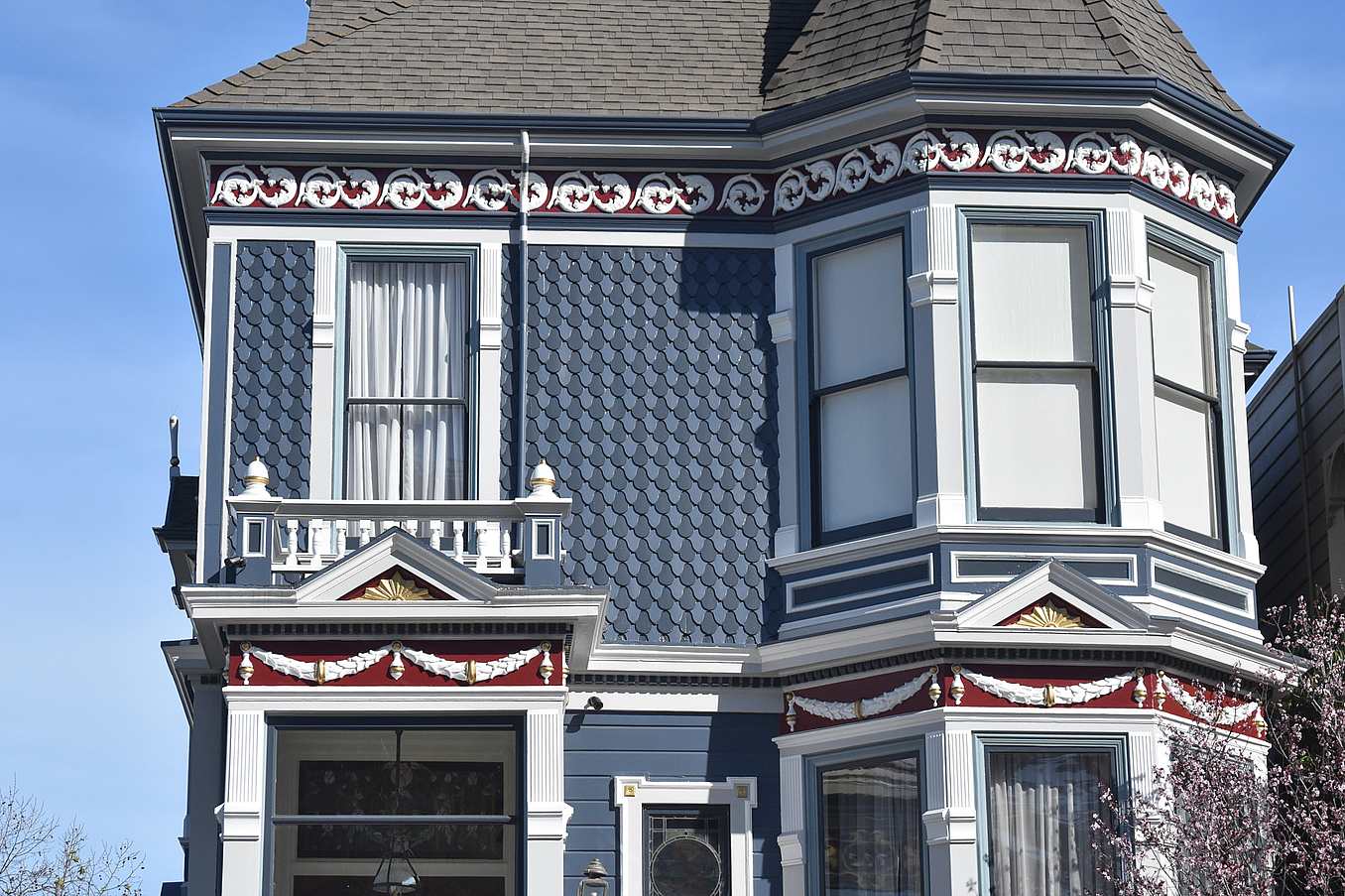 San Francisco painted lady with aluminum bifolding doors