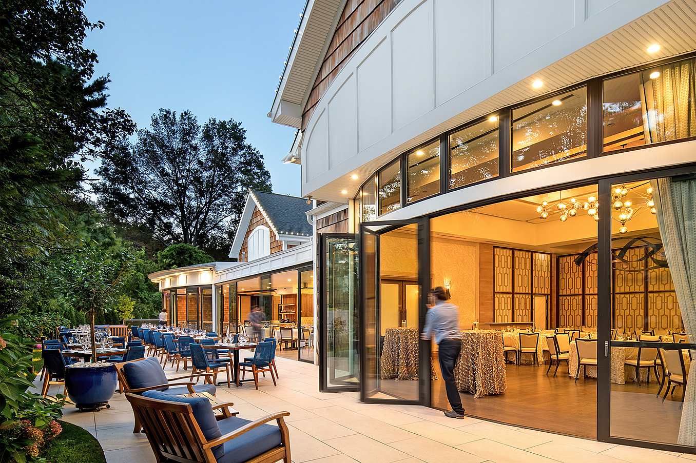 curved movebale glass systems in restaurant design