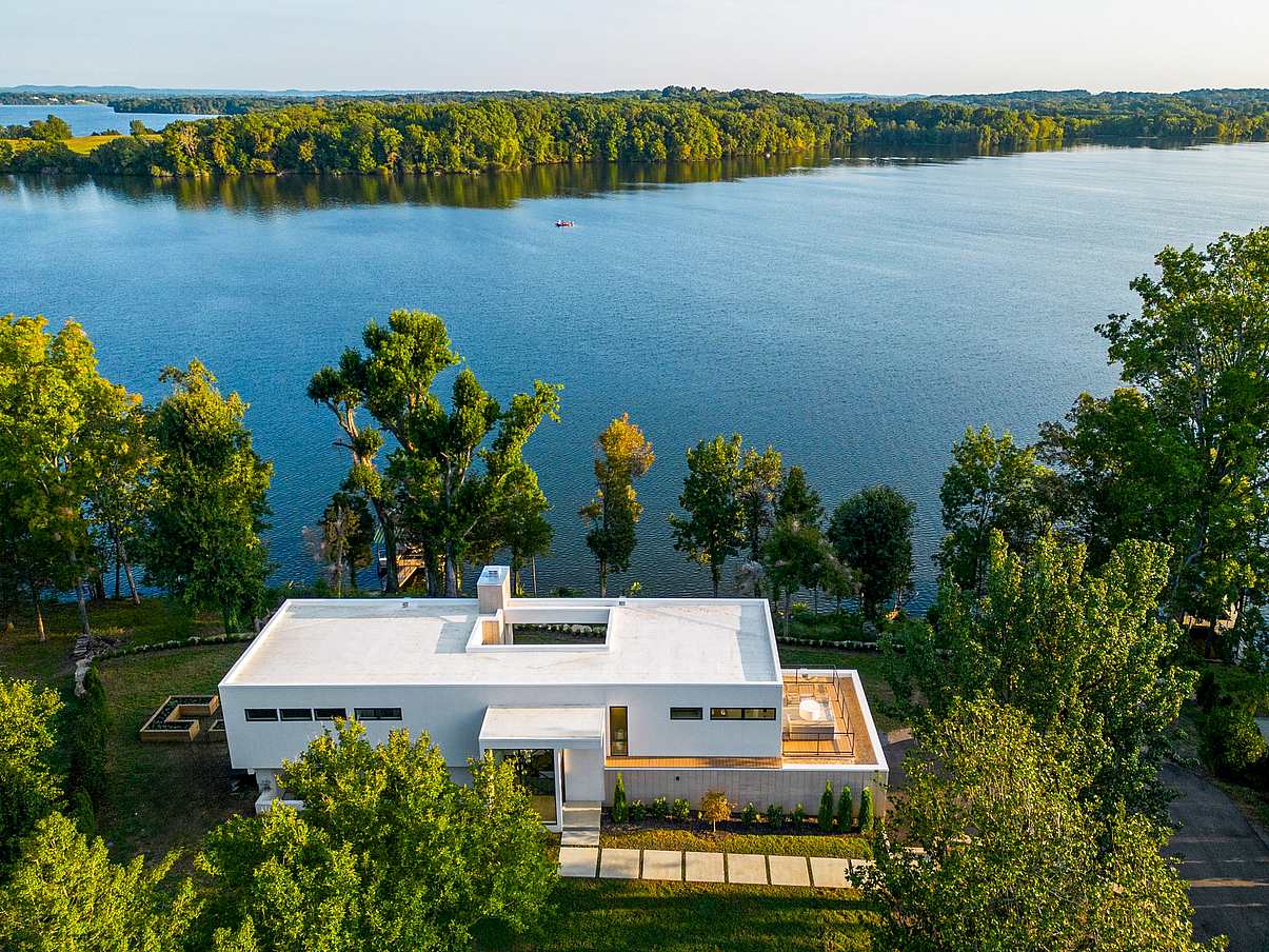 Tennessee lake home with glass walls