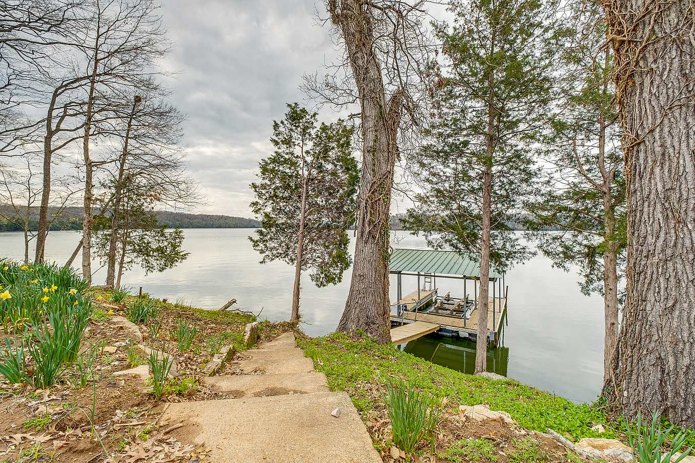 Tennessee lakefront from home with NanaWall systems
