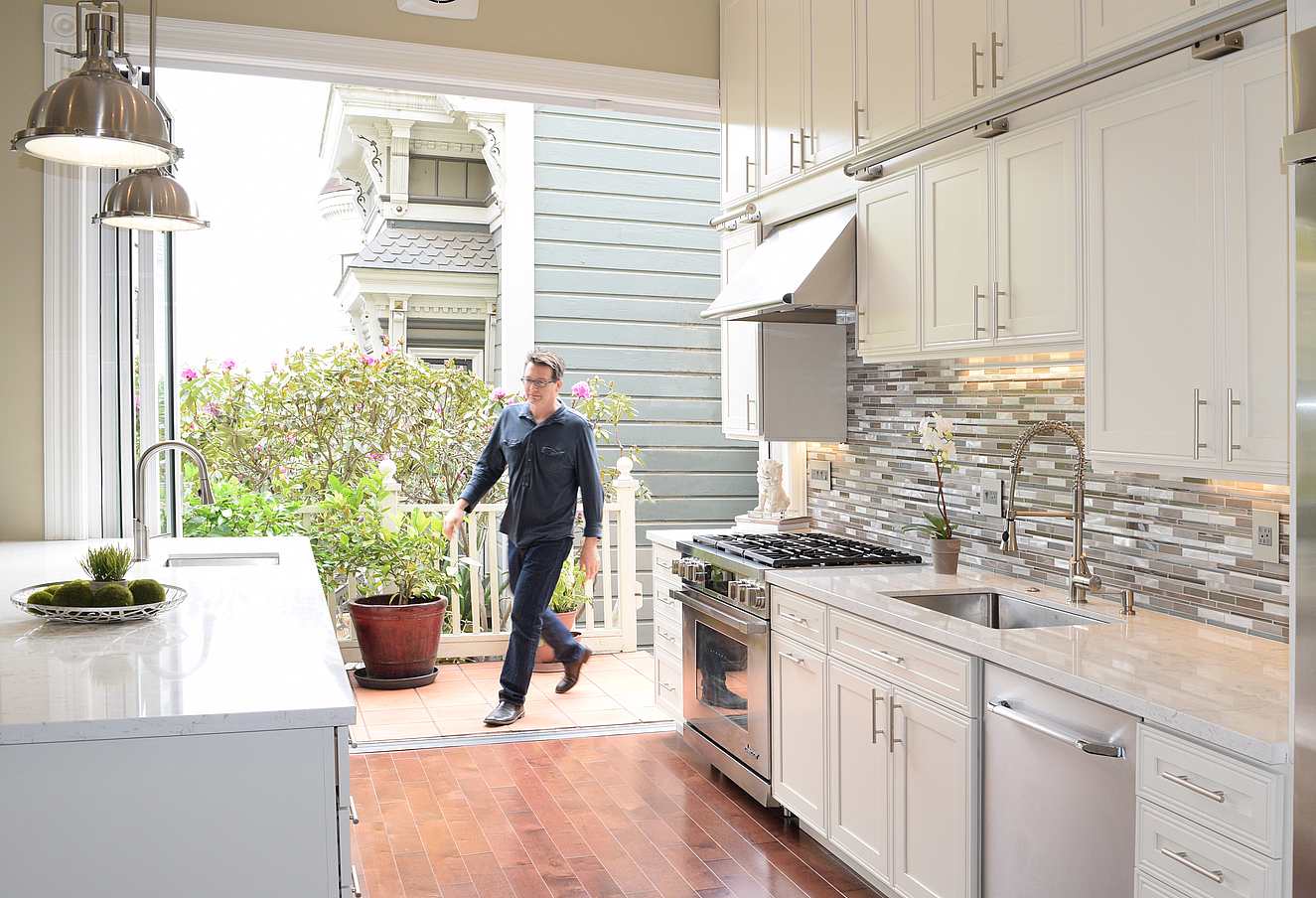 indoor outdoor folding glass wall in Painted Lady