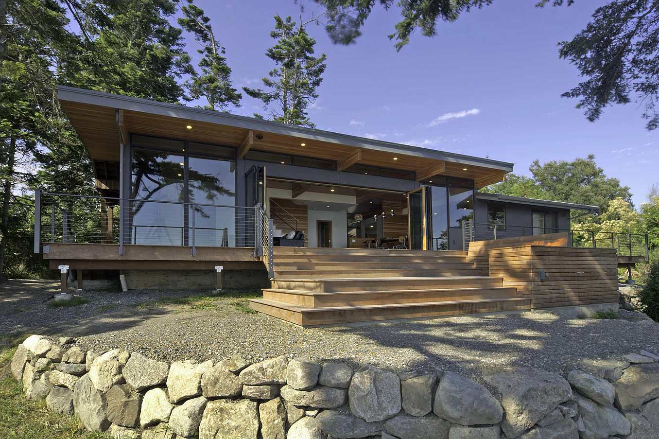 Mid-Century-Modern-home-exterior-with-glass-walls-conneting-to-the-outdoors