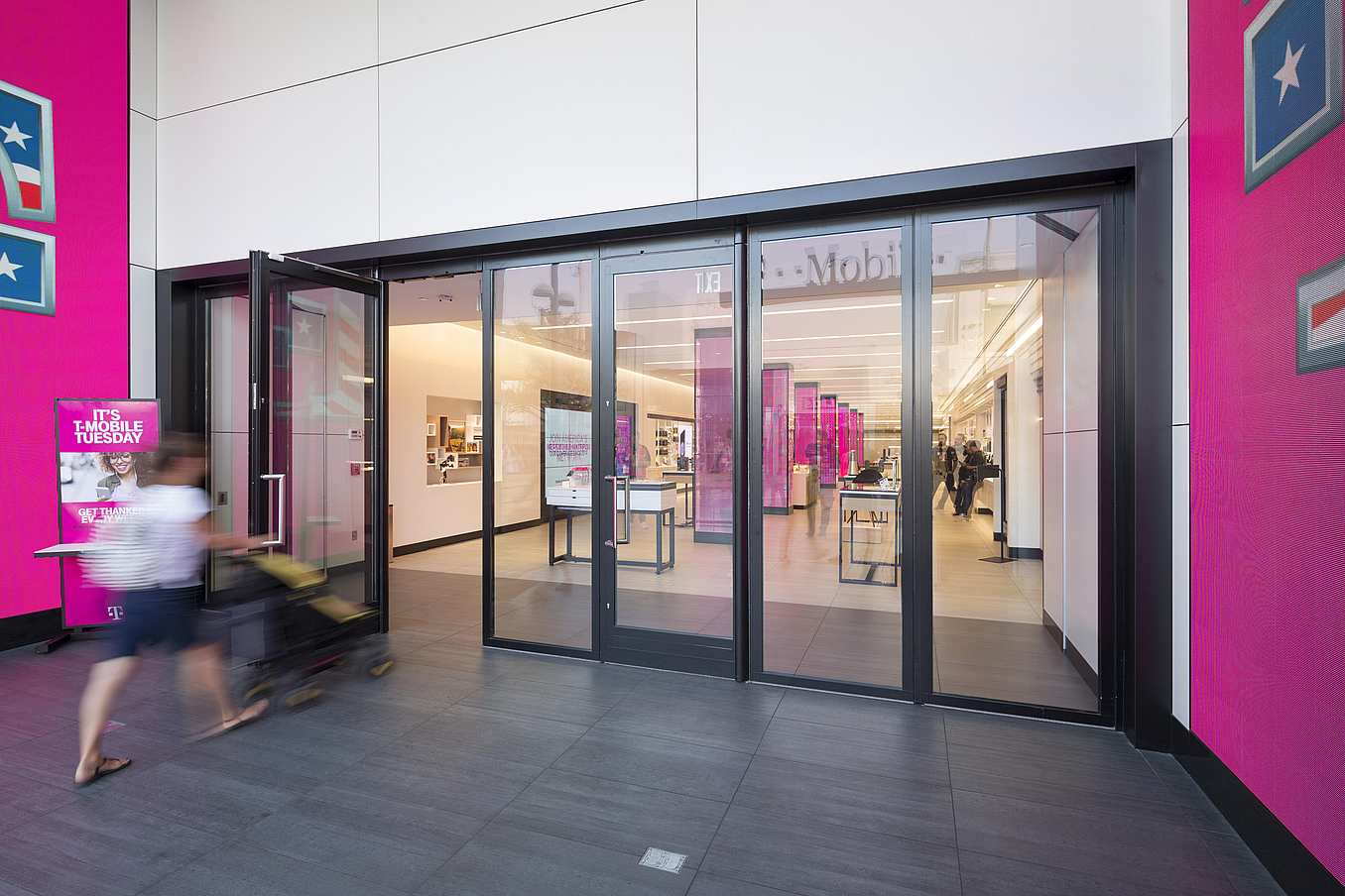 HSW60 stacking glass wall in commercial spaces