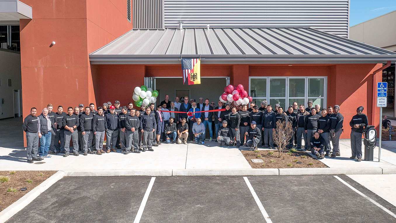 The-Nana-Solarlux-team-in-front-of-new-factory