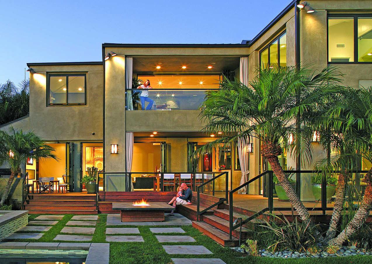 residence-in-malibu-with-opening-glass-walls