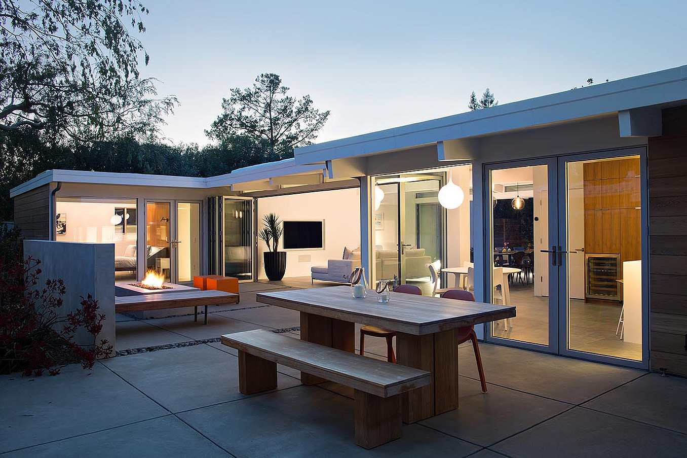The-traditional-sliding-glass-patio-door-gives-a-contemporary-look