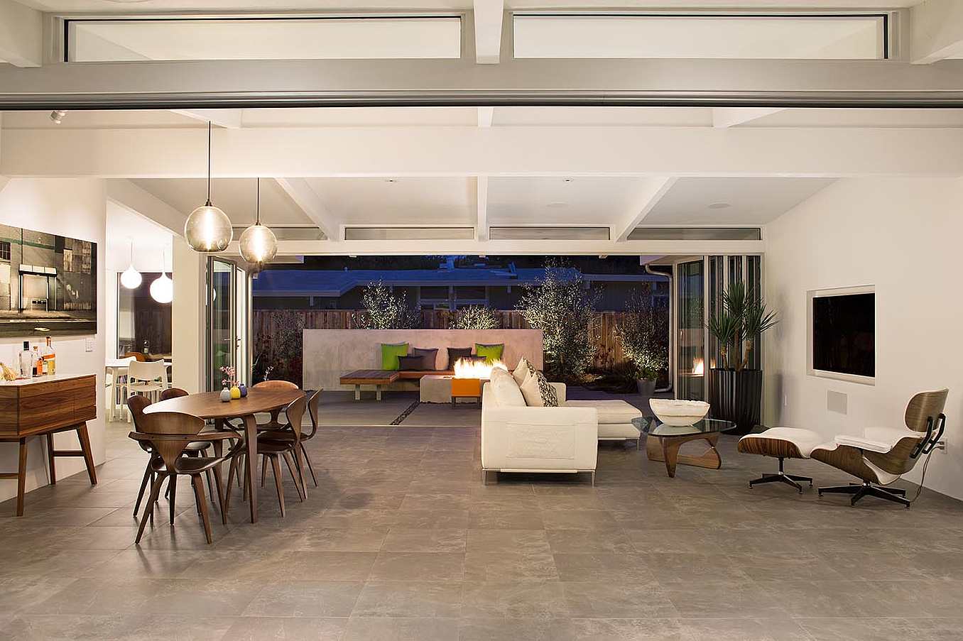 NanaWall folding glass wall in outdoor living room