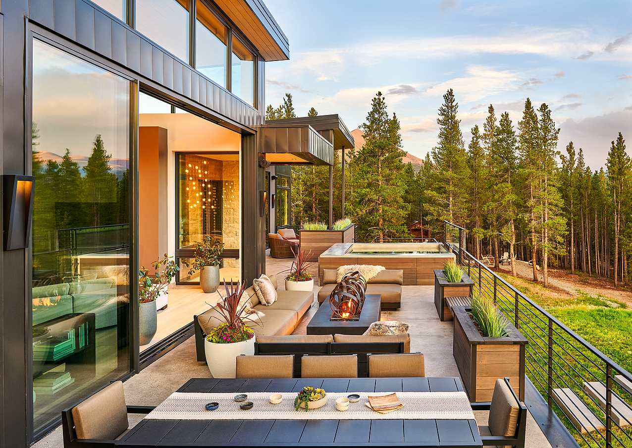 cero minimal glass wall system opens to outdoor recreation