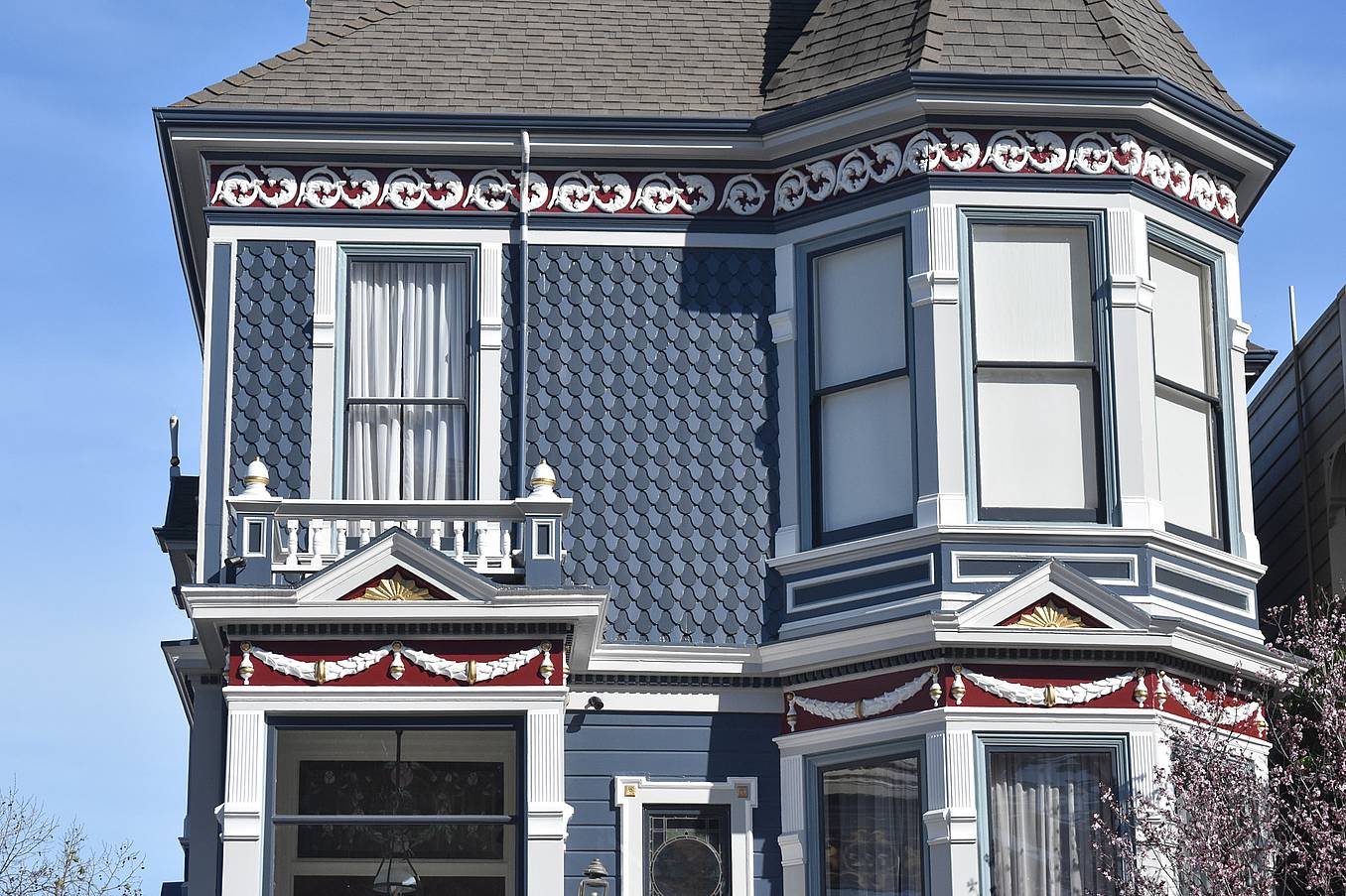 San Francisco painted lady with aluminum bifolding doors