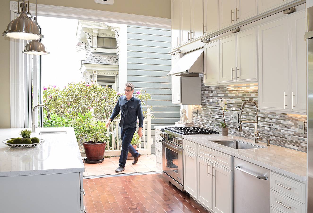 indoor outdoor folding glass wall in Painted Lady