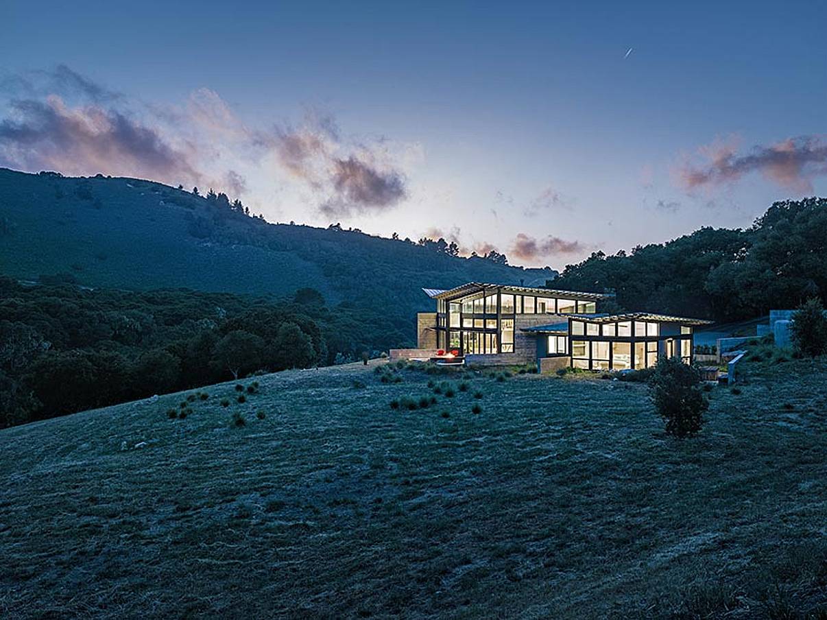butterfly-house-with-folding-glass-walls-has-energy-efficient-building-design