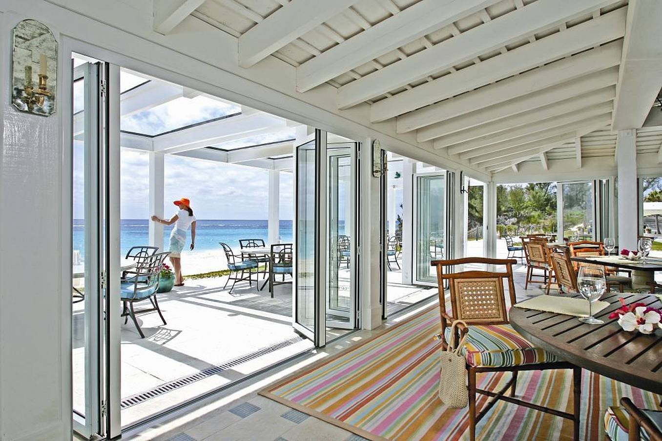 folding-glass-walls-in-hotel-lobby-design