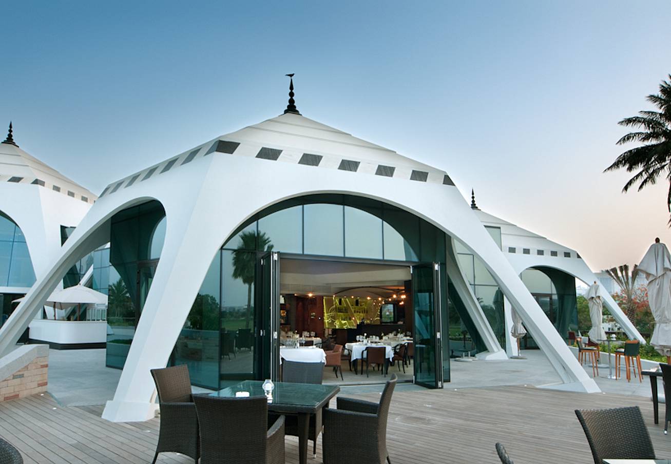 pyramid-shaped-golf-club-venue-with-opening-glass-wall