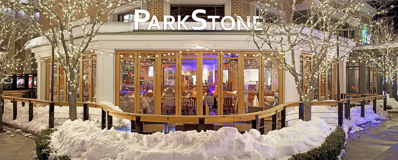 restaurant-with-wood-opening-glass-walls-in-winter