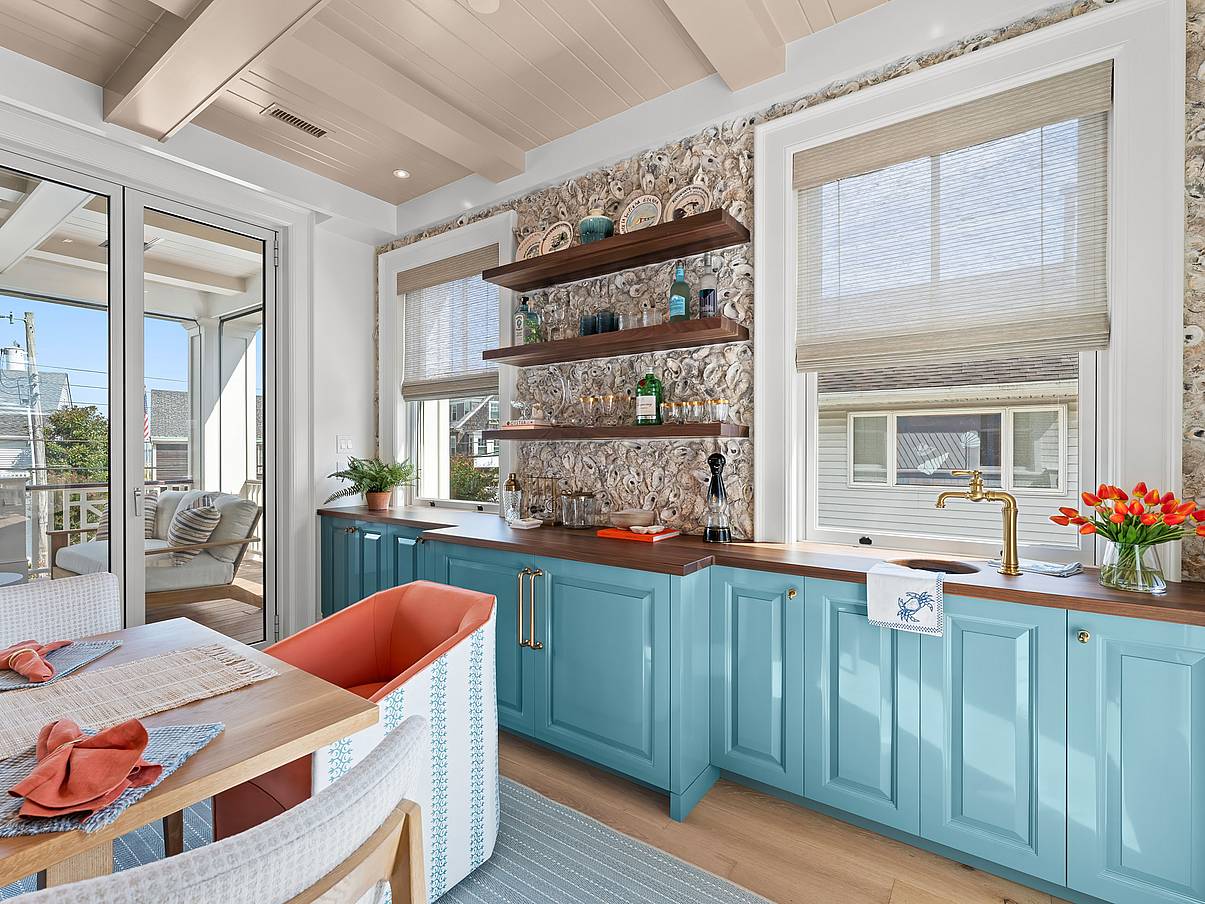 Atlantic coastal design with High-Performance Folding Glass Door