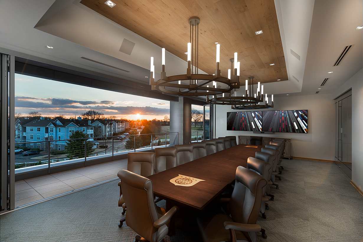FTI Consulting office with HSW60 operable glass walls creating flexible conference room
