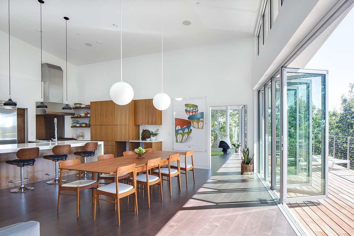 renovated-mid-century-modern-interior-with-opening-glass-walls