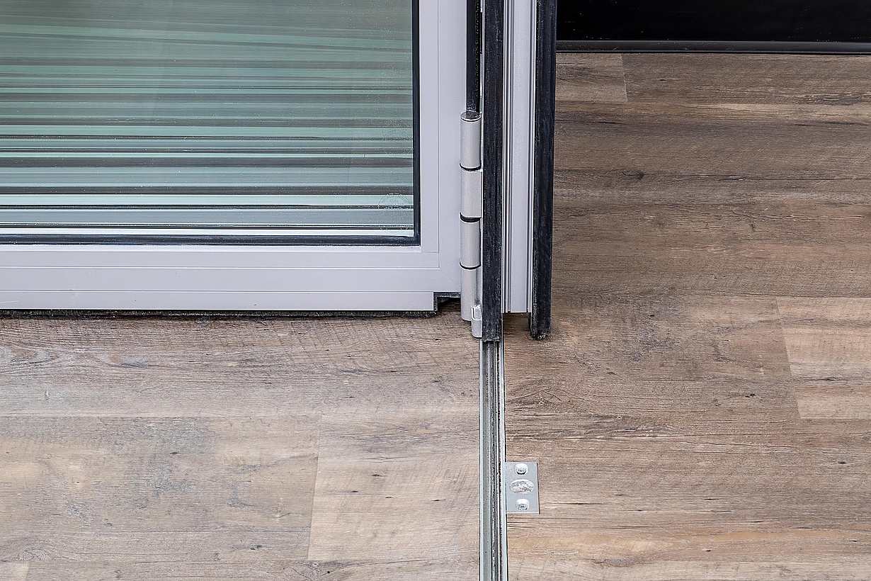 surface mounted sill in acoustic glass wall systems for interiors