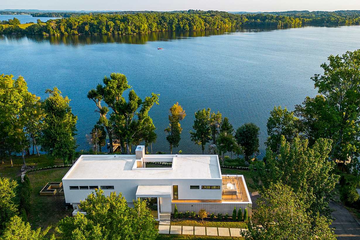Tennessee lake home with glass walls