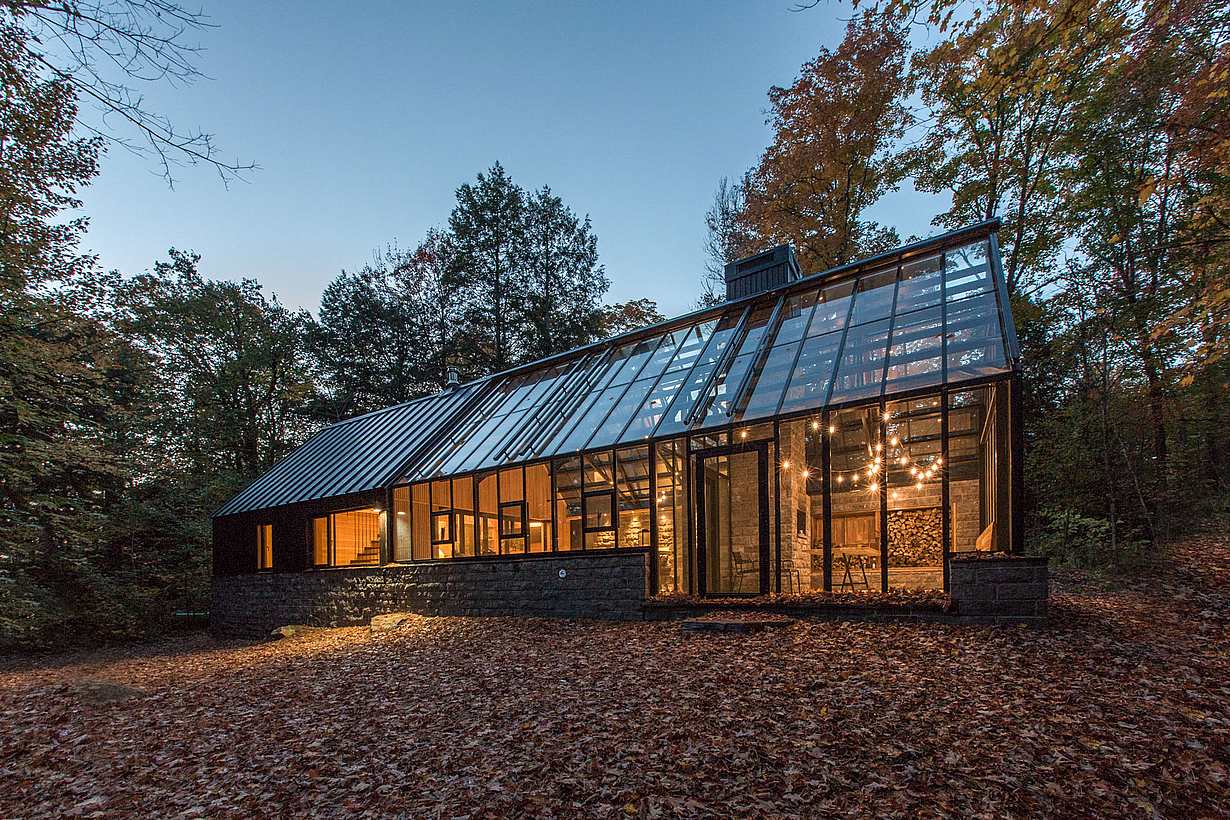 Bifolding glass wall illuminated