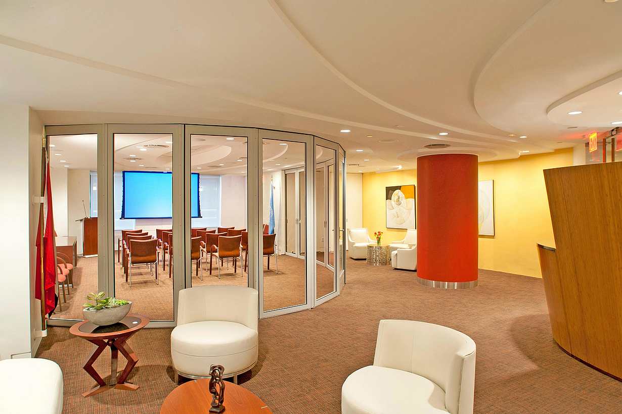Reconfigure Spaces with HSW60 Opening Glass Wall