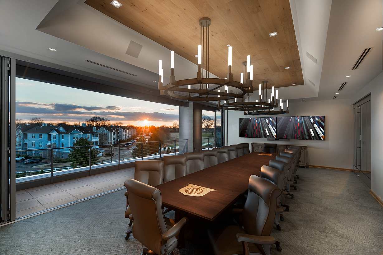 FTI Consulting office with HSW60 operable glass walls creating flexible conference room