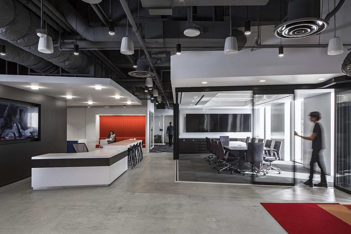 Office space with zero post corner sliding doors