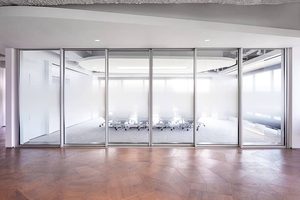 cero minimal sliding glass walls enclosing a commercial conference room