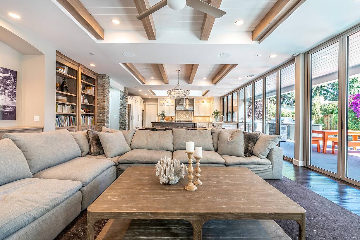 farmhouse modern design with folding glass walls 