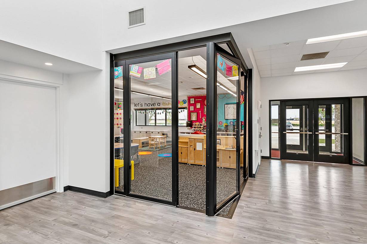 NanaWall HSW stacking glass doors in learning hub design