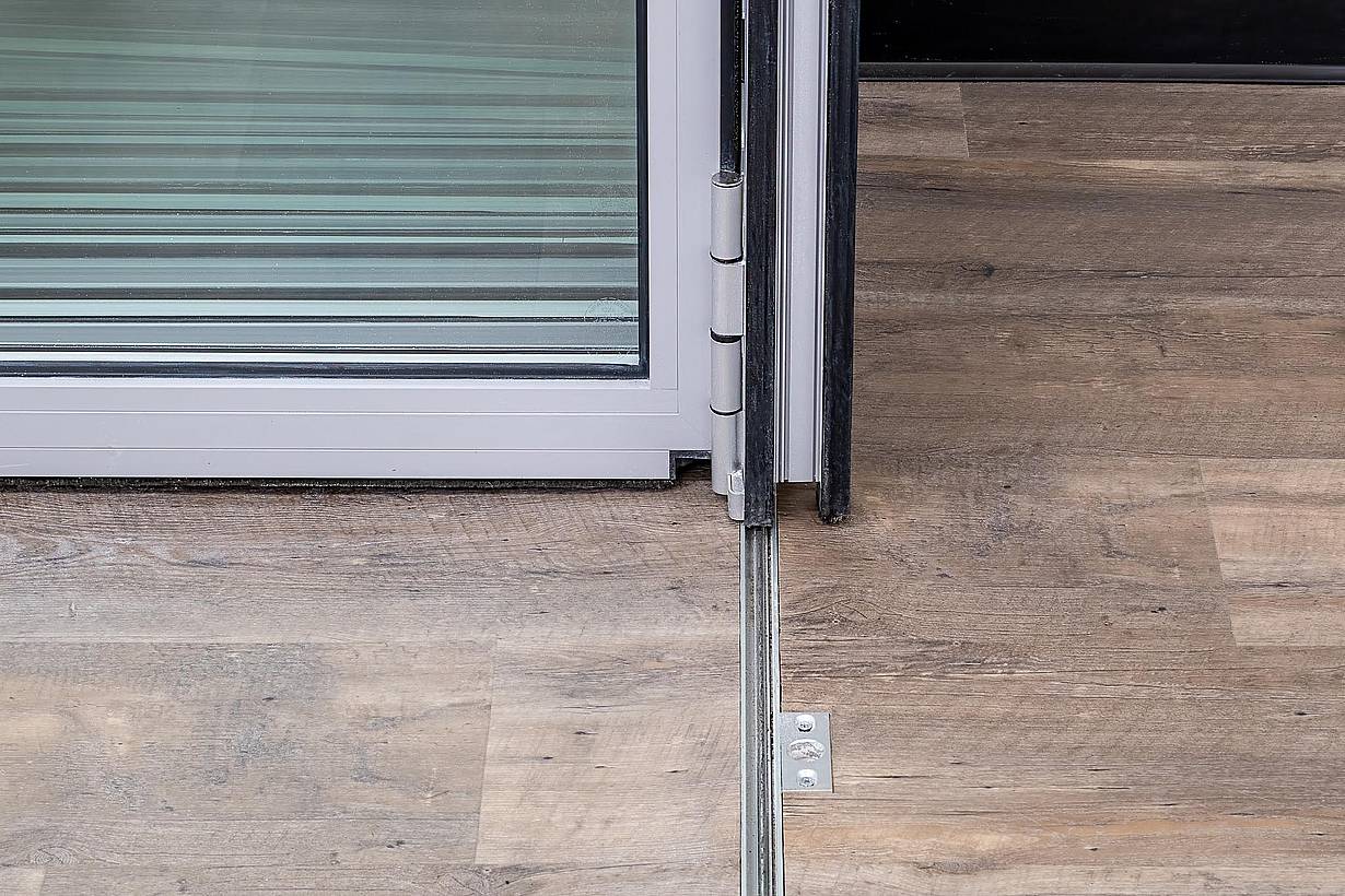 surface mounted sill in acoustic glass wall systems for interiors