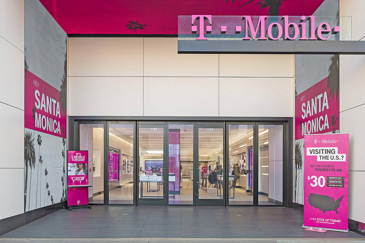 secure storefront at T-Mobile with NanaWall HSW60