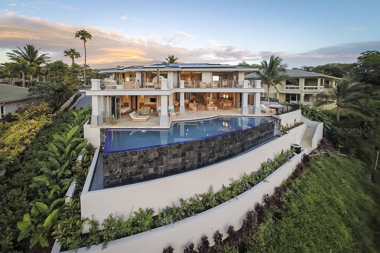 house in hawaii with no floor track stacking glass door
