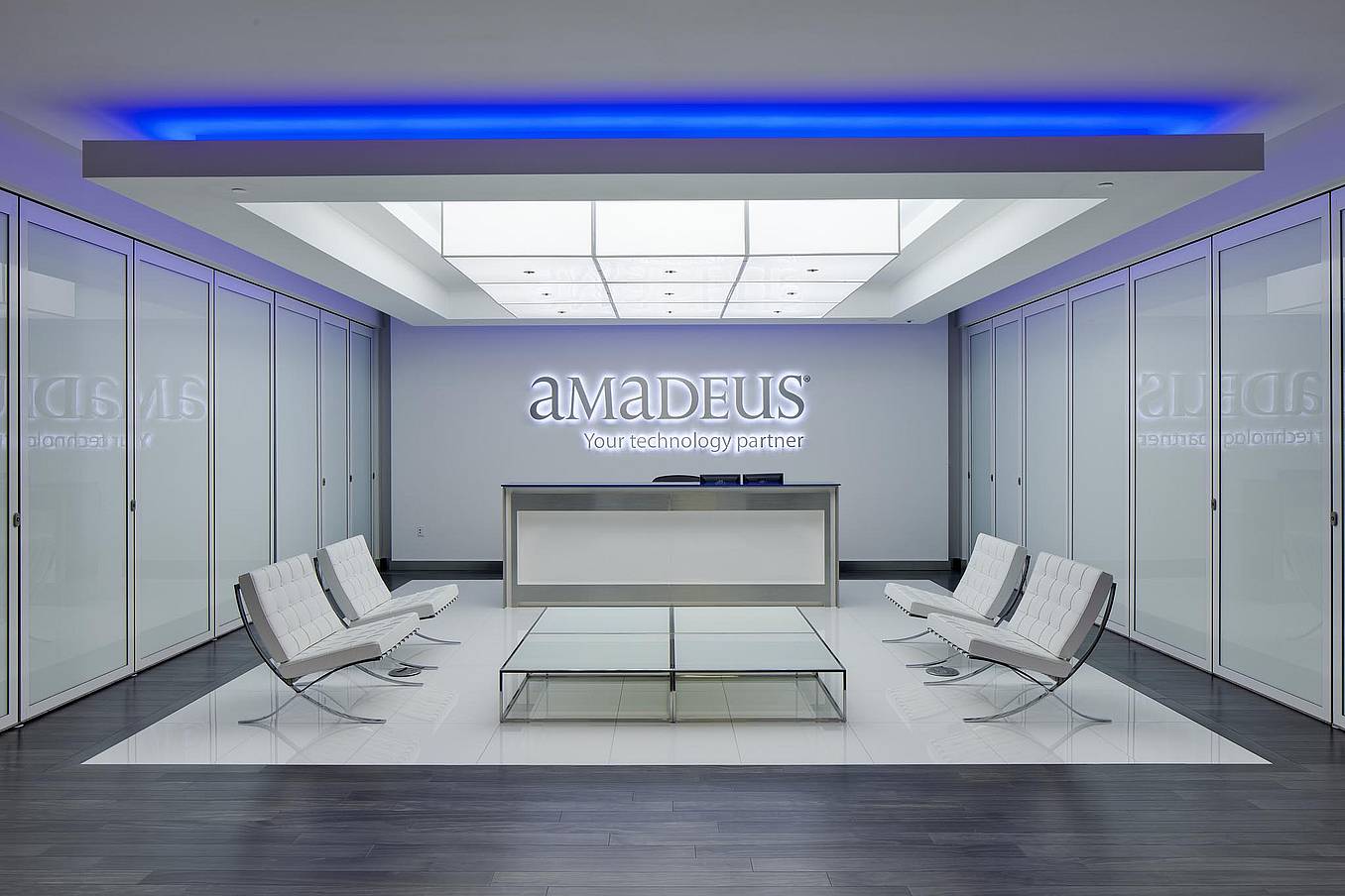 Open office environment featuring HSW60 operable glass walls dividing collaborative workspaces