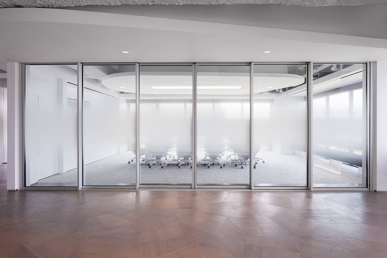 cero sliding glass walls defining a conference area at Visa One Market