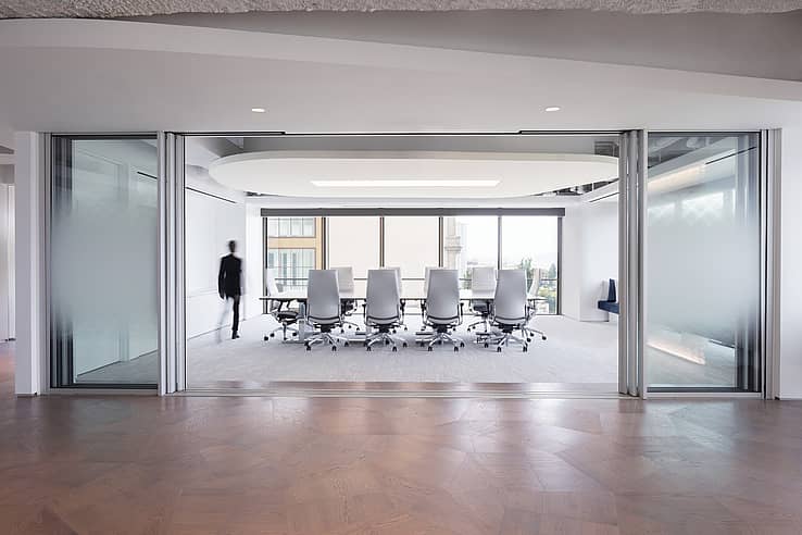 cero floor-to-ceiling glass panels enclosing a Visa One Market meeting room